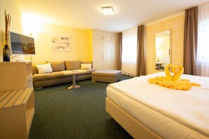 Grand Double Room (Optimal gelöst) | Desk, laptop workspace, free WiFi, bed sheets