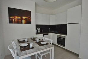 Apartment, 2 Schlafzimmer | Essbereich im Zimmer