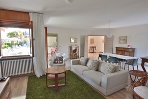 Villa, 5 chambres | Aire de séjour | Téléviseur à écran plat