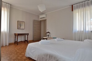 Villa, 5 chambres | 5 chambres, accès au Wi-Fi (inclus), literie fournie