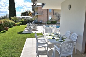 Outdoor dining - Cà Le Terrazze With Pool (Garda)