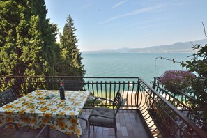 Balcony - Leonardo Walsh Apartment With Lake View (Torri del Benaco)