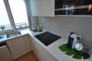 Private kitchen - Leonardo Walsh Apartment With Lake View (Torri del Benaco)