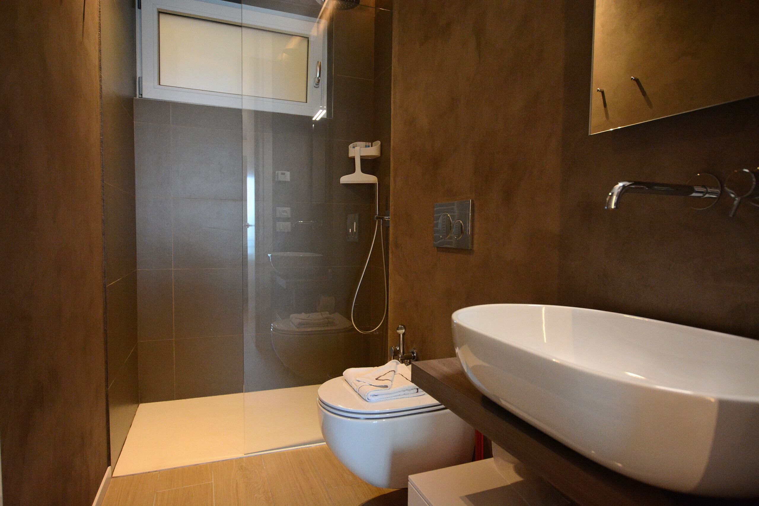 Apartamento, 1 quarto | Banheiro | Chuveiro, chuveiro com efeito de chuva, produtos de toalete grátis 