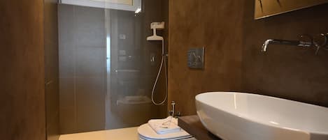 Appartement, 1 chambre | Salle de bain | Douche, douche à « effet pluie », articles de toilette gratuits