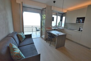 Interior - Leonardo Walsh Apartment With Lake View (Torri del Benaco)