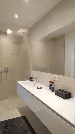 Villa, 3 Schlafzimmer | Badezimmer | Dusche, Regendusche, kostenlose Toilettenartikel, Haartrockner