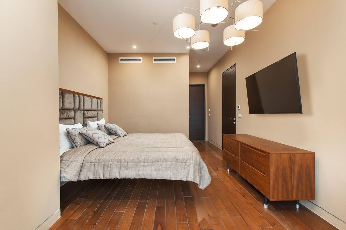 1 bedroom, individually decorated, individually furnished, desk