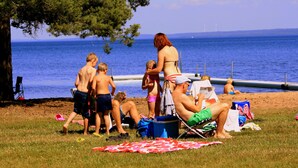 På stranden, hvit sand, kajakkpadling og motorbåtkjøring