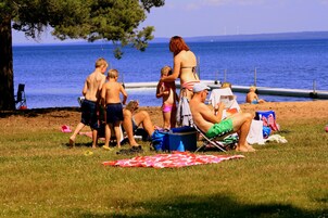 En la playa, arena blanca, kayak, paseos en botes a motor