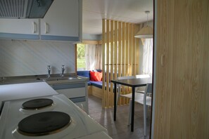 Traditionele stacaravan (Villavagn 1) | Privékeuken | Een koffiezetapparaat/waterkoker, een waterkoker, een kinderstoel