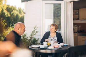 Standard Mobile Home (Villavagn 3) | Terrace/patio - Otterbergets bad & camping (Hova)