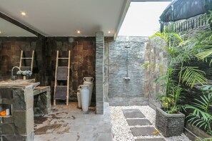Bathroom shower - Villa DV23 (Seminyak)