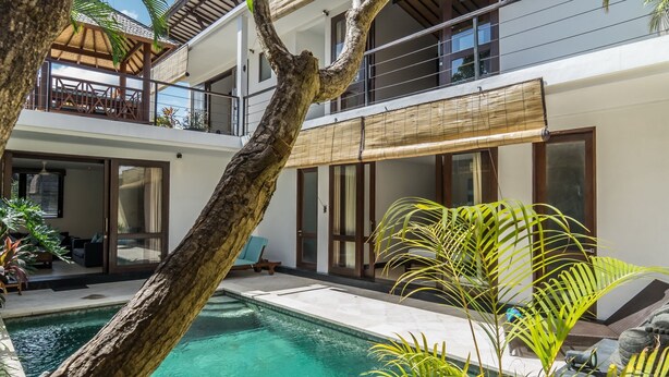 A modern house with a swimming pool, large windows, and a balcony. - Villa Kiaja (Kerobokan)