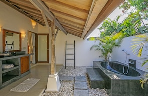 Villa, 4 Bedrooms | Bathroom | Towels - Villa Miu (Seminyak)