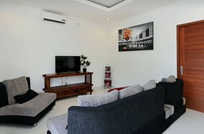 Villa, 3 chambres | Salle de séjour | Téléviseur ACL