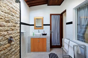 别墅, 3 间卧室 | 浴室 | 独立的浴缸和淋浴、吹风机、毛巾