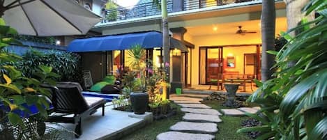 Fassade der Unterkunft – Abend/Nacht