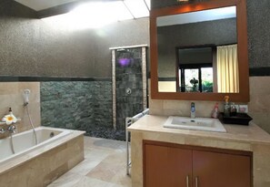 Villa, 2 chambres | Salle de bain | Baignoire et douche séparées, séchoir à cheveux, serviettes fournies