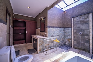 Villa, 2 habitaciones | Baño | Tina y regadera independientes, secadora de cabello, toallas 