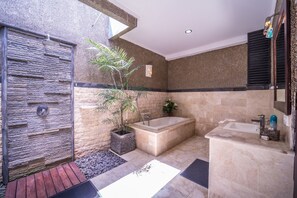 Villa, 2 slaapkamers | Badkamer | Een aparte badkuip en douche, een haardroger, handdoeken