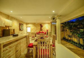 Villa, 2 Schlafzimmer | Essbereich im Zimmer