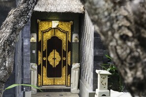 Pintu masuk properti