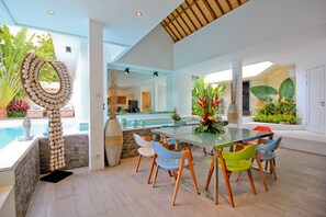 Villa, 4 chambres | Repas dans la chambre