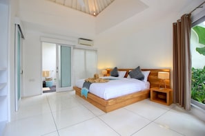 Un dormitorio moderno con una cama de madera, una mesita de noche y vistas al verde exterior.