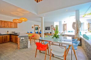 Villa, 4 chambres | Repas dans la chambre
