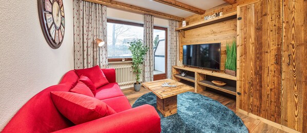 Apartment | Living room | Flat-screen TV - Appartment im Landhotel Seeg (Seeg)