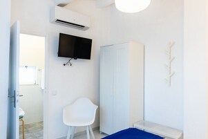 Comfort Double Room, Private Bathroom | Hypo-allergenic bedding, individually decorated, individually furnished