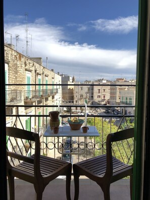 Outdoor dining - Chantale's posada (Giovinazzo)