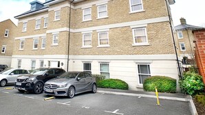 Exterior - Trinity Court - Central Windsor modern 1 bed flat, with gated parking. (Windsor)