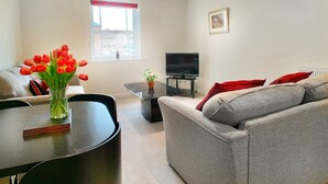 Living area - Trinity Court - Central Windsor modern 1 bed flat, with gated parking. (Windsor)