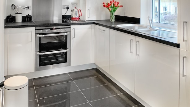 Private kitchen - Trinity Court - Central Windsor modern 1 bed flat, with gated parking. (Windsor)