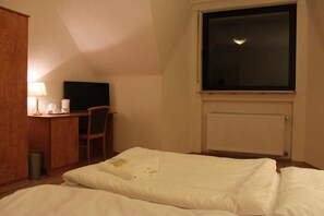 Habitación doble | Caja de seguridad en la habitación, escritorio y wifi gratis