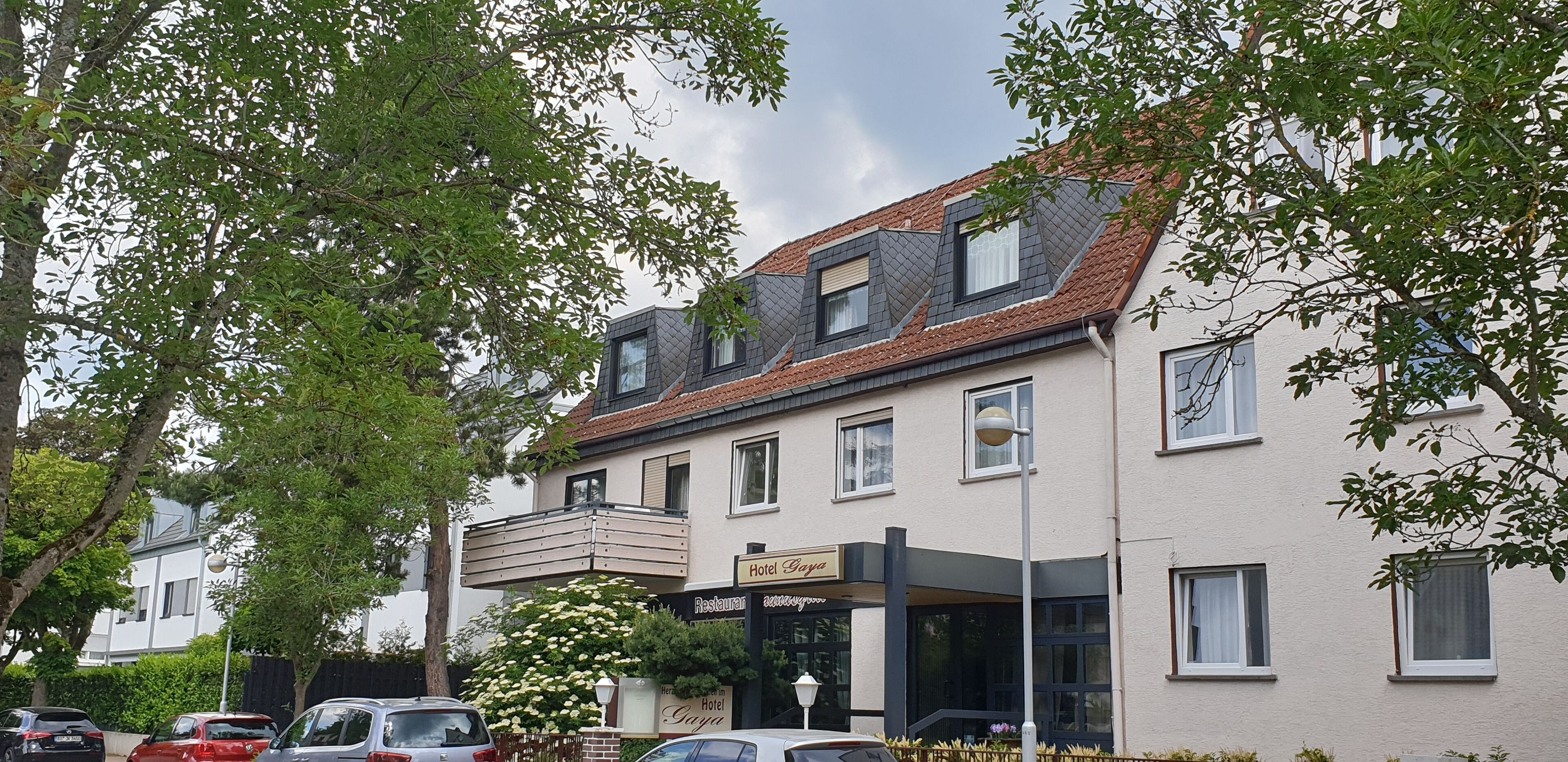 Ein zweigeschossiges Gebäude mit einem Restaurant im Erdgeschoss und einem Hotel im Obergeschoss.