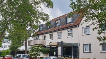 Ein zweigeschossiges Gebäude mit einem Restaurant im Erdgeschoss und einem Hotel im Obergeschoss.