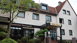 A building with a restaurant named "Restaurant Taubenschwanz" and a hotel named "Hotel Gaya". - Hotel Gaya (Bad Soden am Taunus)