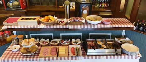 Se ofrece un desayuno continental todos los días (8 EUR por persona)