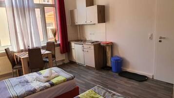 Basic Single Room | Private kitchen | Fridge, stovetop, cookware/dishes/utensils, cleaning supplies