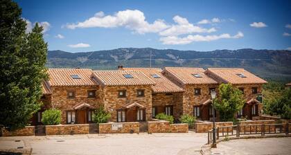 Ferienhaus mit Holzdecken und Holzbalken Dormer Schlafzimmer und französischer Kamin im Salon