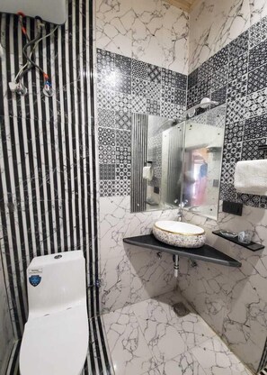 Shower, free toiletries, towels