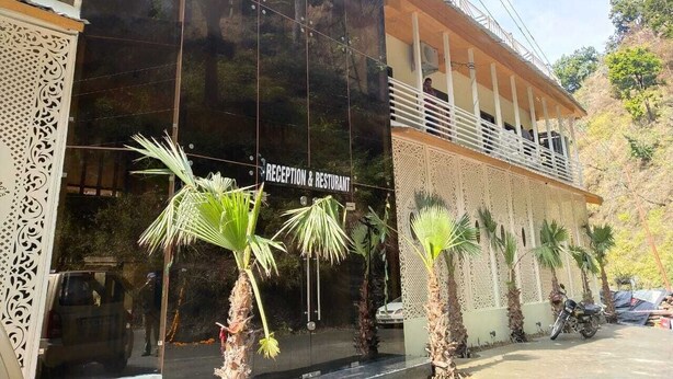 A building with a reception area and a restaurant sign. - Seven Hills Hotels and Resorts (Lansdowne)