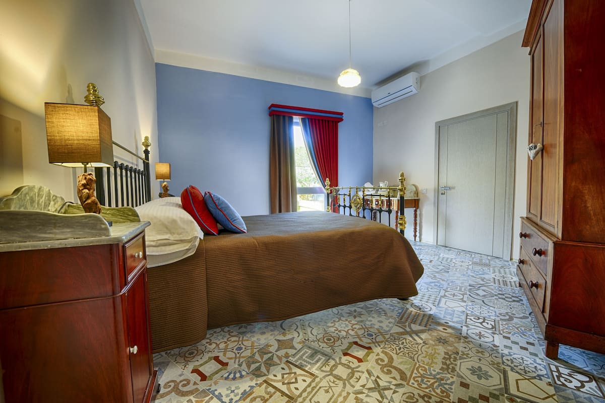 Double Room with Citadel View | Desk, laptop workspace, soundproofing, iron/ironing board