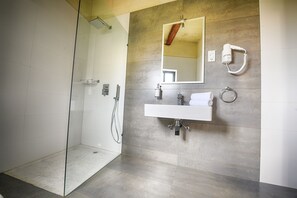 Quarto Duplo com Vista Cidadela | Banheiro | Chuveiro, chuveiro com efeito de chuva, produtos de toalete grátis 