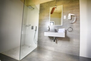 Double Room with Citadel View | Bathroom | Shower, rainfall showerhead, free toiletries, hair dryer