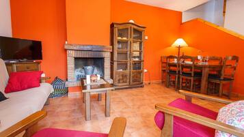 Télévision à écran plat, cheminée, Netflix, services de streaming