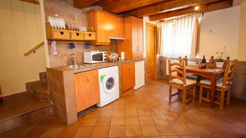 Kühlschrank, Mikrowelle, Herdplatte, Wasserkocher mit Kaffee-/Teezubehör